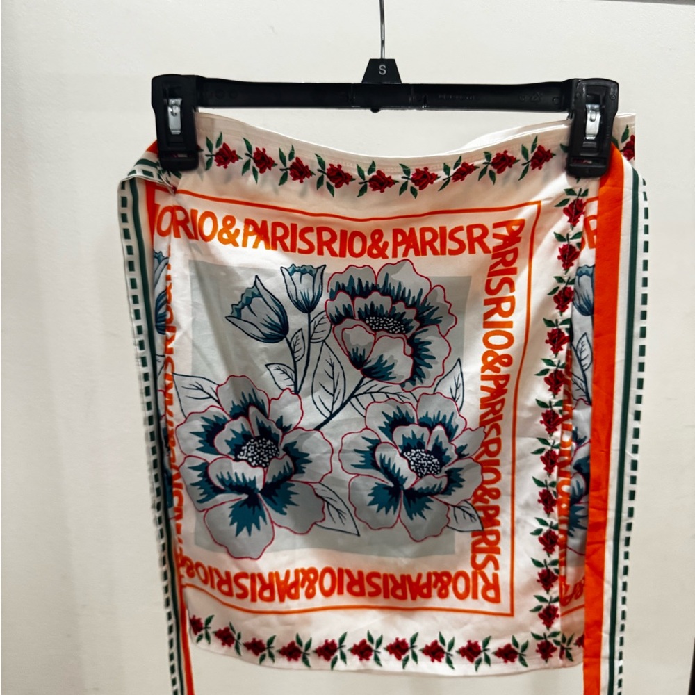 Chic Floral Print Scarf with Bold Accents